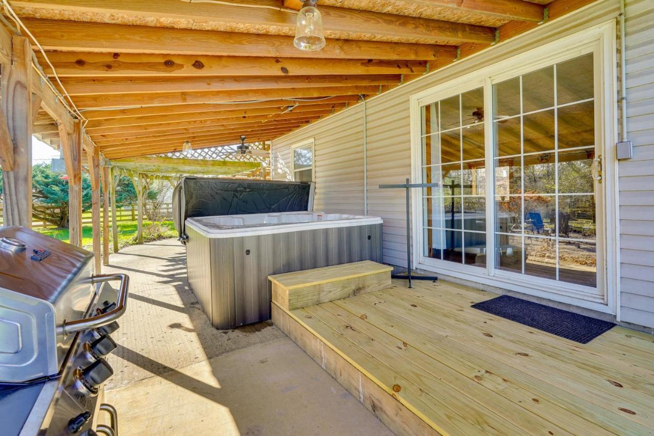 Вілла Hocking Hills Hideaway With Hot Tub And Fire Pit! Лоґан Екстер'єр фото